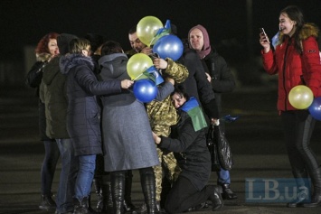 Борт с освобожденными из плена украинцами приземлился в "Борисполе"