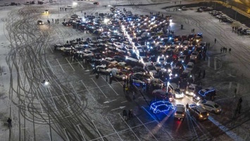 По Украине прокатился флешмоб "автоелка": где создали самое большое новогоднее дерево из машин