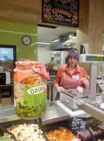 В помощь хозяйкам: в супермаркетах Днепра появился полуфабрикат салата Оливье