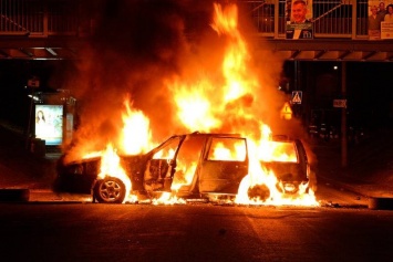 Посреди улицы загорелся элитный автомобиль
