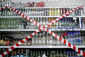 Лавочка закрыта: налоговики накрыли точку черниговца, незаконно торговавшего алкоголем