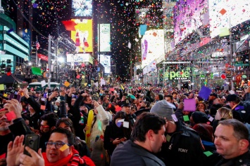 Нью-Йорк встретил Новый год традиционным спуском хрустального шара на Таймс-сквер (фоторепортаж)