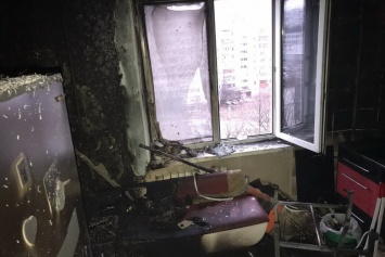 В Харькове бойцы ГСЧС спасли из горящей квартиры подростка и его мать, - ФОТО