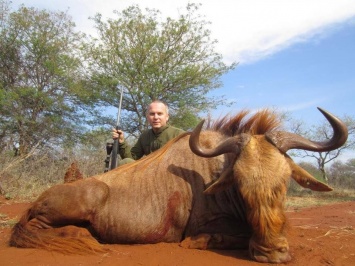 СМИ и соцсети опубликовали фото Шуфрича с убитым носорогом. Политик утверждает, что все законно