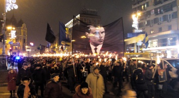 Шествие с факелами в столице: полиция усилила охрану, что происходит в центре Киева. Прямая трансляция