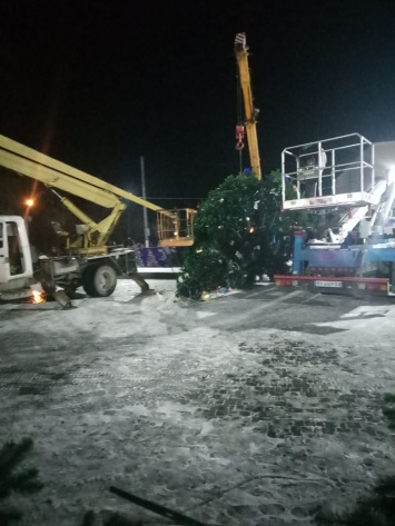 В Хмельницкой области в новогоднюю ночь рухнула елка на площади