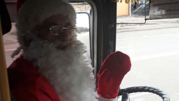 В Никополе Дед Мороз работает водителем автобуса и раздает гостинцы пассажирам