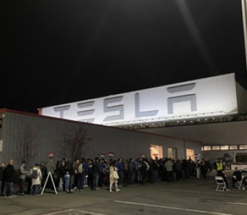 Мама Илона Маска помогала сыну продавать Tesla в Новогоднюю ночь