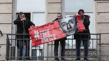 Освобожденный из плена журналист Асеев снял баннер в свою поддержку (фото)