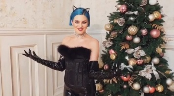 Украинская певица Maruv поделилась горячим видео, для которого она сменила свой привычный костюм из черного латекса под горло