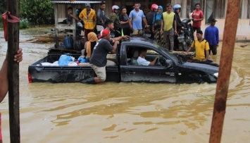 Число погибших из-за наводнения в Индонезии превысило 40 человек