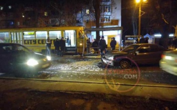 В Одессе автомобиль врезался в остановку