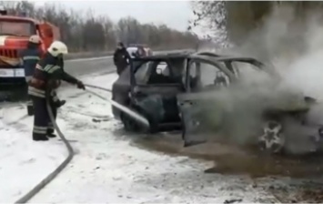 На Сумщине на ходу загорелся Porsche Cayenne (видео)