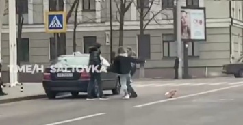 В центре Харькова двое пассажиров подрались с таксистом и повредили автомобиль, - ВИДЕО
