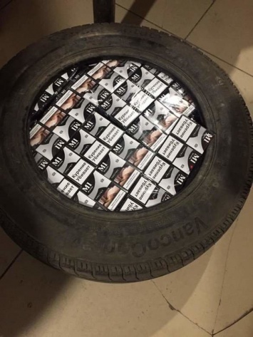 На КПВВ под Мариуполем мужчина "накачал" колесо 590 пачками сигарет, - ФОТО