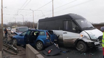 На Старом мосту Днепра легковушка влетела в маршрутку и отбойник