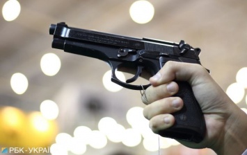 В Черновицкой области мужчина с пистолетом ранил двух человек