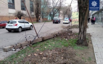 В Херсоне нетрезвый водитель врезался в столб