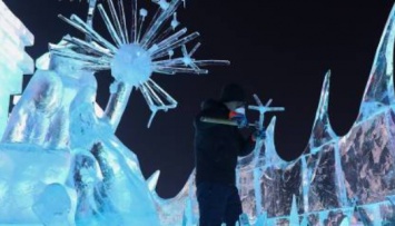 Сразу 43 пары поженились в Китае на международном фестивале снега и льда