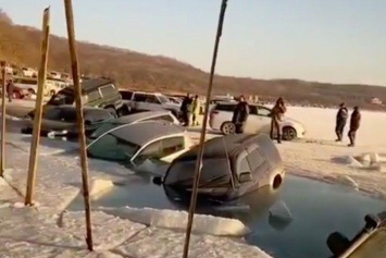 В России десятки авто провалились под лед: появилось впечатляющее видео