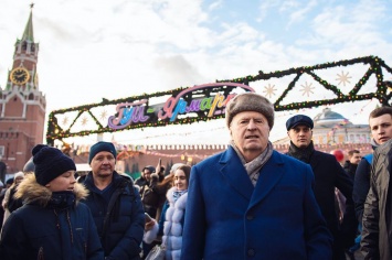 Жириновский назвал россиян крепостными и раздал им деньги на Красной площади. Видео