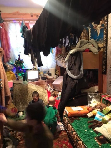 Дети живут в кладовках: в сети показали страшные фото общежития в Черновцах