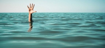 На побережье Азовского моря местный житель бросился в воду и спас утопающего