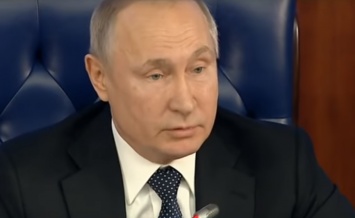 Девочки и дедушка в свитере: в Сети не могут прийти в себя от хохота - Путин снова отличился