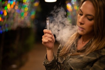 В США запретят электронные сигареты с ароматическими добавками