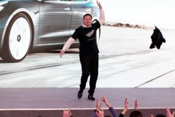 Илон Маск танцем открыл новый завод Tesla в Шанхае
