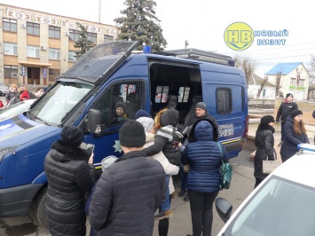 На Рождество в Геническе патрульные развлекали и одаривали маленьких горожан