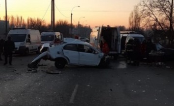 На Днепропетровщине легковушка протаранила пассажирский автобус: пострадавших вырезали из покореженных авто