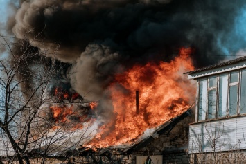 В Днепре на улице Антоновича горит жилой дом