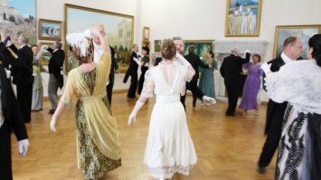 Более 60 представителей клубов исторического танца из Крыма и Москвы провели Рождественский бал в Ливадийском дворце