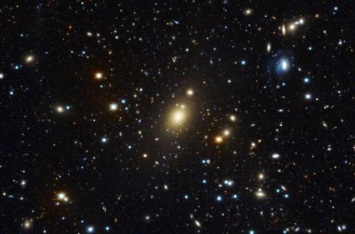Астрономы обнаружили карликовые галактики с "блуждающими" черными дырами