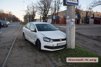 На перекрестке в Николаеве столкнулись Renault и Volkswagen - автомобиль влетел в столб