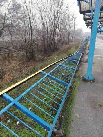 Благодаря видео в соцсети, полиция на Днепропетровщине поймала подростков, поломавших забор на станции, - ФОТО