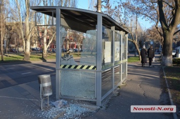 Вандалы разбили остановку в центре Николаева - уже вторую за сутки