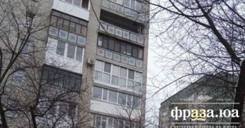 В Луцке две девочки случайно выпали с балкона многоэтажки