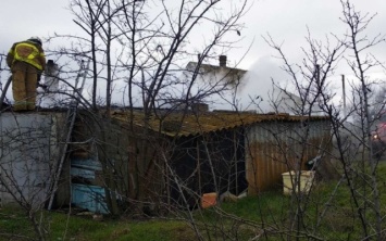 В Геническом районе спасатели ликвидировали пожар в заброшенной хозпостройке