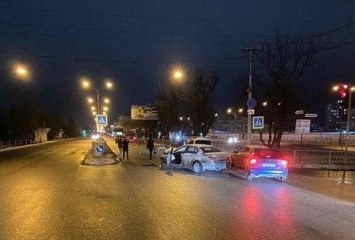 Ночью в Симферополе перед светофором столкнулись иномарки (ФОТО)