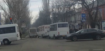 В центре Николаева автобус врезался в маршрутку: образовалась большая пробка, - ФОТО