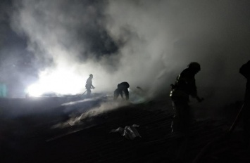 В Орехове горел склад с строительными материалами - с огнем боролись два часа