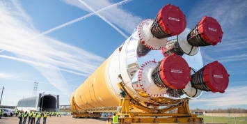 NASA выкатила основную ступень новой ракеты SLS. Она вернет человека на Луну