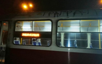 «Только из ремонта»: в Днепре вандалы испортили трамвай