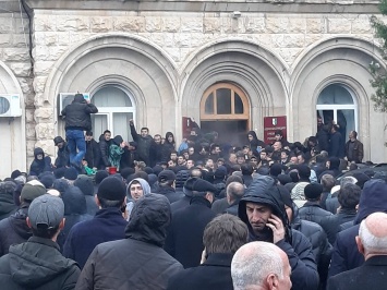 Оппозиция захватила здание администрации президента Абхазии