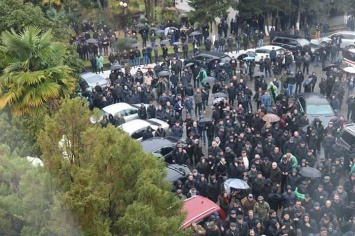 В Абхазии протестующие пошли на штурм фейковой администрации президента (фото, видео)