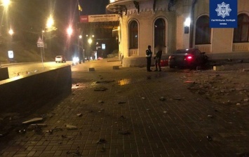 В Киеве пьяный водитель врезался в здание филармонии