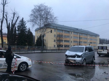 В столкновении двух авто на перекрестке во Львове погибла 3-летняя девочка