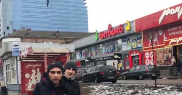 В Киеве около КПИ толпа ромов ограбила мужчину